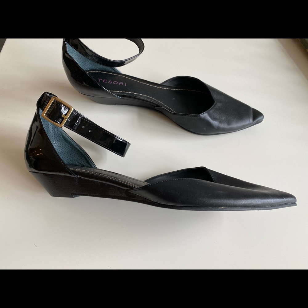 Tesori black pointy toe small wedge
